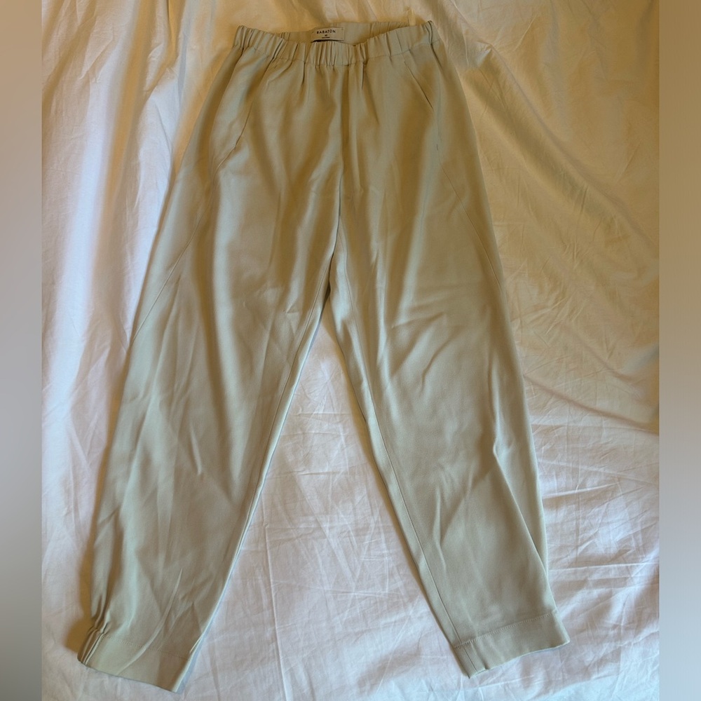 Cream colored Aritzia cropped dressy pants